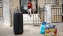 Vecinos de la localidad madrileña de Cadalso de los Vídrios proceden al desalojo del municipio este sábado