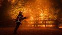Los bomberos combaten un incendio forestal que se extiende por Ares, en el suroeste de Francia.