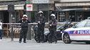 La policía francesa en el lugar de los hechos este lunes tras el apuñalamiento a tres mujeres por parte de un individuo ya detenido