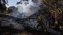 Un bombero trabaja en las tareas de extinción del incendio forestal en la sierra oeste de Madrid, en los alrededores del Pantano de San Juan.