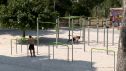 Dos jóvenes hacen deporte en el Parque Grande José Antonio Labordeta.