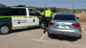 Agentes de la Guardia Civil custodian el vehículo del conductor infractor.