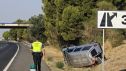 Lugar del accidente en Almudévar (Huesca), donde ha sido localizado un hombre fallecido bajo una furgoneta.