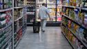Una persona hace la compra en un supermercado.