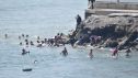 Varias personas intentan cruzar la frontera a nado este jueves en Ceuta