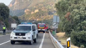 Los bomberos trabajan resfrescan la zona tras el incendio de un camión en la N-330 que comunica Jaca con Canfranc.