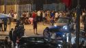 Varias personas en el paso fronterizo de Bab Sebta, entre Marruecos y el enclave español de Ceuta, cerca de Fnideq (Marruecos)