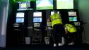 Policías nacionales realizan una inspección en un local de juego en Aragón.