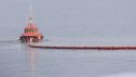 Continúba esta tarde de sábado la colocación de la boya flotante para delimitar la zona que separa Ceuta de Marruecos, en la playa del Tarajal.