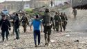 Militares acompañan a migrantes en Ceuta hasta la frontera de El Tarajal.