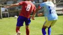 El jugador del CD Teruel peleando un balón ante el jugador del Petro Luanda