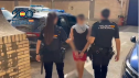 Dos agentes de la Policía Nacional escoltan al detenido.