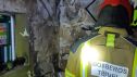 Un efectivo de los bomberos de la DPT trabajando en el inmueble afectado