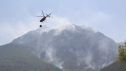 (Foto de ARCHIVO)Uno de los helicópteros que ha trabajado trabajan en el incendio de Plan (Huesca) cargando agua del ibón.