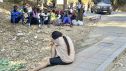 Los jóvenes inmigrantes que duermen en la calle esperan para acceder al Centro de Estancia Temporal de Inmigrantes (CETI).