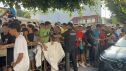 Niños y niñas esperan este viernes a las puertas de la Jefatura Superior de Policía de Ceuta para que les registren