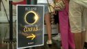 El Consistorio ha adquirido 50.000 gafas que se distribuyen desde este lunes en los centros cívicos, en los centros de mayores y en la oficina de Turismo de plaza del Pilar.