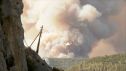 Un helicóptero trabaja en la extinción del incendio de Las Peñas de Riglos