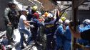 Rescatistas trabajan en un edificio derrumbado tras un terremoto en la ciudad de Manizales, Colombia.