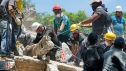 Los equipos de rescate llevan a cabo una operación de búsqueda y rescate entre las ruinas de un edificio dañado por el terremoto en Cali, Colombia.