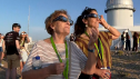 Dos mujeres viendo el eclipse.