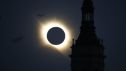 El eclipse junto al Pilar, una estampa que ha dado la vuelta al mundo.