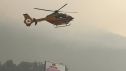 Un helicoptero trabaja en as labores de extinción