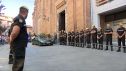 Compañeros de la UME recibiendo el coche fúnebre a su llegada a la iglesia donde se celebra el funeral.