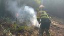 Bomberos en las labores de extinción de Las Peñas de Riglos
