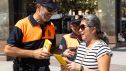 Voluntarios de Protección Civil informan a los paseantes sobre la ola de calor en la Plaza del Pilar.