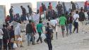 Policías proceden al desalojo de migrantes de la playa del Trampolín en Ceuta este jueves.
