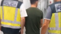 El detenido, de 24 años, tras ser detenido y acusado de tentativa de homicidio es trasladado por agentes de la Policía Nacional.