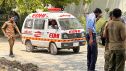 Agentes y miembros del hospital de Pakistán en el que han fallecido, al menos, 14 recién nacidos en un incendio.