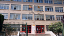 Una joven en la entrada a la Escuela Oficial de Idiomas nº1 de Zaragoza.