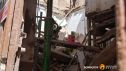 Los bomberos trabajan en el rescato de los trabajadores atrapados en un edifico de Sariñena.