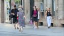 Varias personas pasean por el centro de Zaragoza.