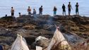 Migrantes en la playa de El Trampolín de Ceuta este sábado
