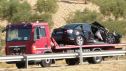 Una grúa retira uno de los vehículos implicados en el accidente.