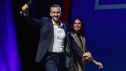 Ulrich Siegmund, candidato del partido de extrema derecha Alternativa para Alemania (AfD), y su esposa Julia Siegmund durante la fiesta electoral del partido tras las elecciones estatales de Sajonia.