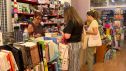 Clientes en papelerías en Zaragoza canjeando su saldo de Volveremos.