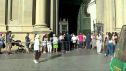 De nuevo, se han originado filas a las puertas de la basílica del Pilar para conseguir la medida de la Virgen con su nuevo diseño.