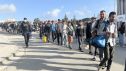 La Policía Nacional ha procedido al traslado de cientos de migrantes que permanecían durmiendo en la calle a una nueva ubicación acondicionada.