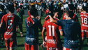 Los jugadores del Real Zaragoza celebran el triunfo con su afición.