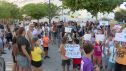 Los vecinos de Valdespartera protestan contra el proyecto de instalar dos gasolineras en el barrio este martes, 15 de septiembre de 2026.