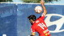 Relu, jugador del CD Teruel, intentando rematar un balón aéreo