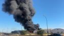 Una nube de humo negra ha cubierto el cielo de la ciudad visible desde distintos puntos.