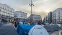 Decenas de personas amanecen en la Puerta del Sol de Madrid para exigir la aprobación de un decreto sobre vivienda.