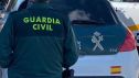 Imagen de archivo de un agente de la Guardia Civil junto a un vehículo oficial.REMITIDA / HANDOUT por GUARDIA CIVILFotografía remitida a medios de comunicación exclusivamente para ilustrar la noticia a la que hace referencia la imagen, y citando la procedencia de la imagen en la firma11/6/2021