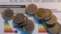 Varias monedas sobre una factura, a 9 de enero de 2025