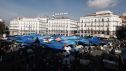 Vista general del ambiente este martes en la Plaza del Sol, donde más de mil personas llevan acampadas ya tres noches en protesta por la situación de la vivienda, entre la alegría por el acuerdo para que Maricarmen vuelva a su casa y la expectación por el real decreto que se pretende aprobar hoy en el Consejo de Ministros.
